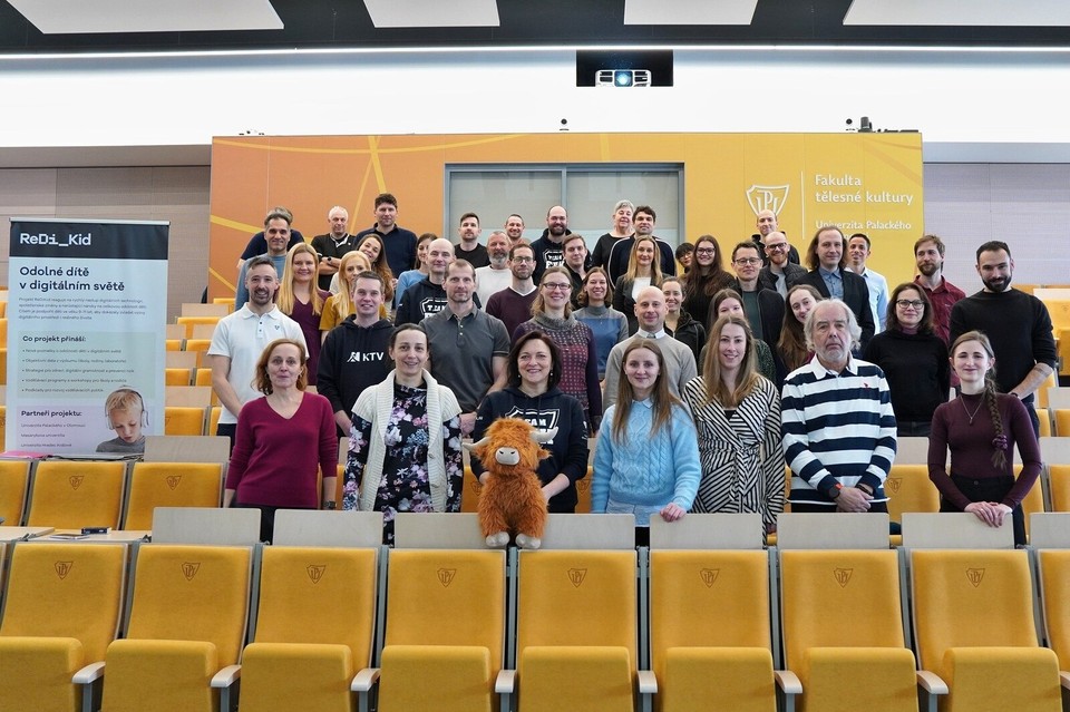 Společná fotografie týmu projektu ReDiKid na Fakultě tělesné kultury UP